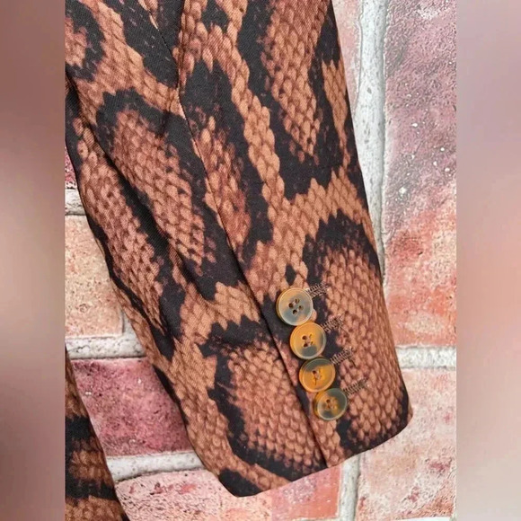 WEWOREWHAT SHAPED LONG BLAZER IN BROWN SNAKESKIN SZ 6 - Picture 9 of 16